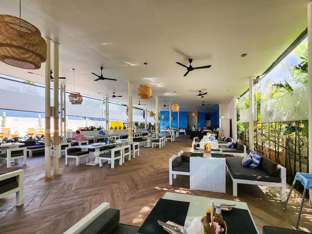   ที่พักแกลง      คำบรรยาย: ร้านอาหารริมชายหาดพร้อมโต๊ะและเก้าอี้บนชายหาด ให้บริการโรงแรมแกลงและทำหน้าที่แกลงติ
