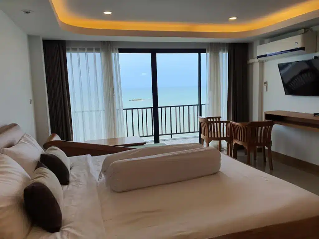 เตียงนอนในโรงแรมแกลงพร้อมทิวทัศน์ของมหาสมุทร บ้านพักพูลวิลล่าระยอง