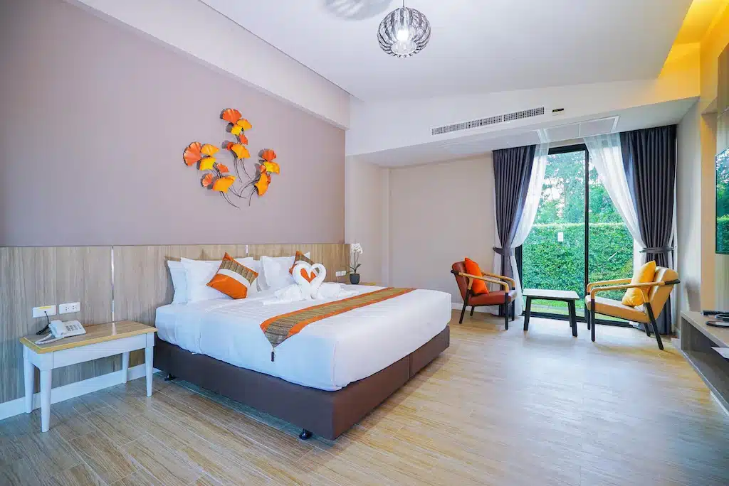 โรงแรมที่มีเตียงขนาดใหญ่ตกแต่งด้วยสีส้ม ที่พักแกลง