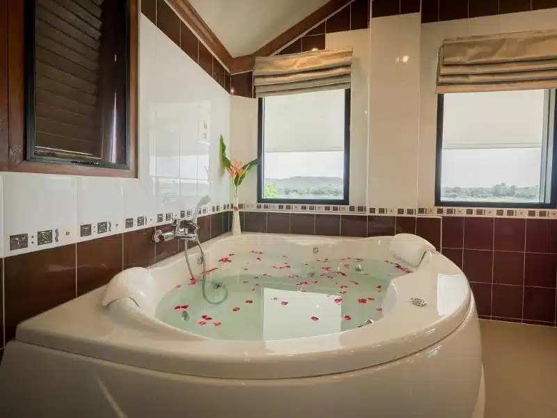 ห้องน้ำพร้อมอ่างจากุซซี่และกลีบดอกไม้ ตั้งอยู่ในเชียงคานติดริมโขง โรงแรมเลย