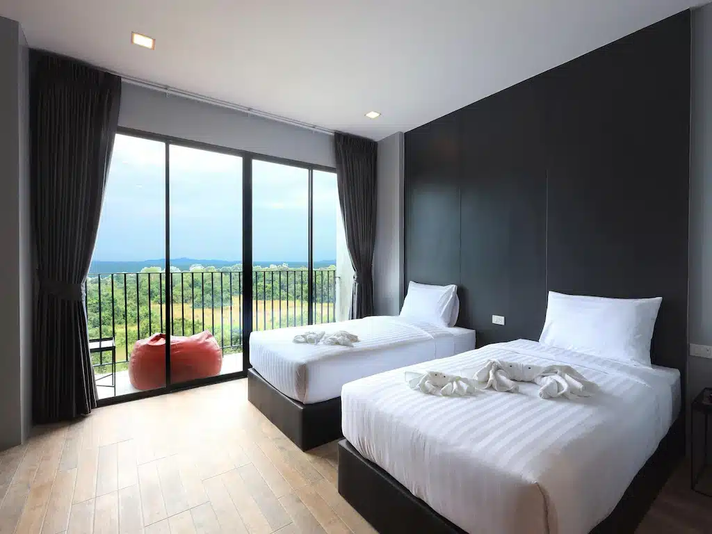 เตียงสองเตียงในห้องพร้อมวิวภูเขา ที่พักบางเสร่ติดทะเล