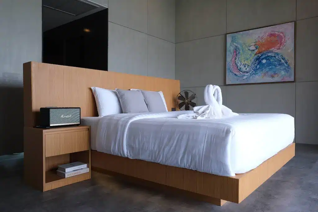 ห้องนอนที่มีต้นจามจุรียักษ์กาญจนบุรีและภาพวาดบนผนัง จามจุรียักษ์