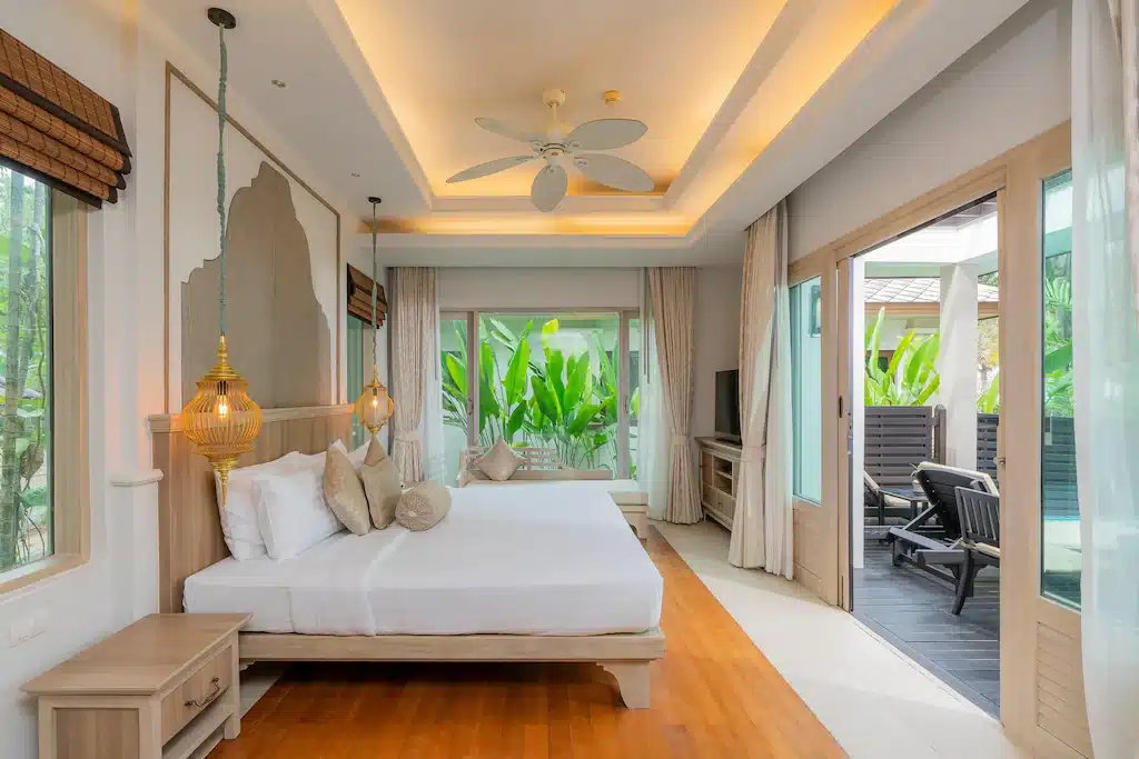 ห้องนอนพร้อมเตียงขนาดใหญ่และพื้นไม้ ตั้งอยู่ใกล้หาดจอมเทียน โรงแรมติดหาดจอมเทียน