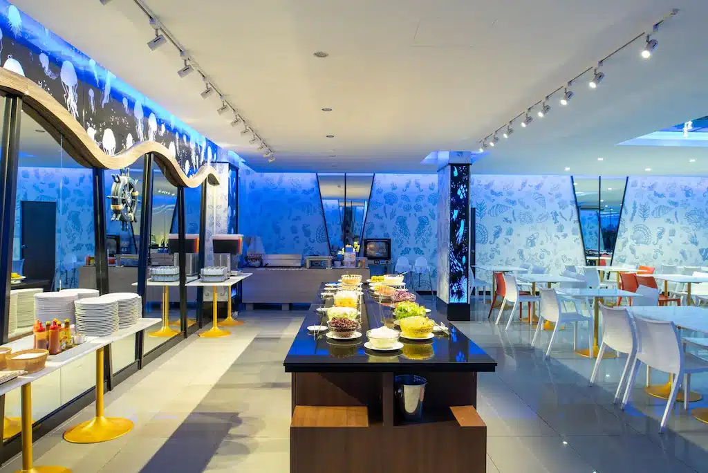 ร้านอาหารที่ใช้โทนสีฟ้าสดใสและสีเหลืองสดใส ที่พักติดหาดจอมเทียน