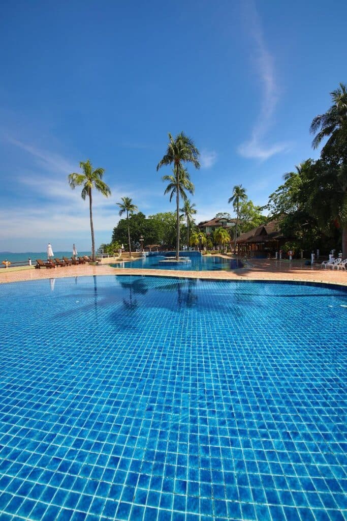 รีสอร์ทแห่งหนึ่งในประเทศไทยพร้อมสระว่ายน้ำที่สวยงาม ที่พักแกลง