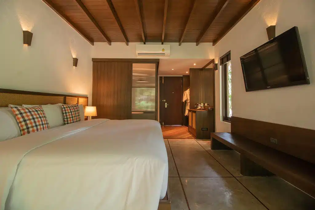 ห้องนอนพร้อมเตียงและทีวีในราชบุรีที่เที่ยว ที่เที่ยวสวนผึ้ง