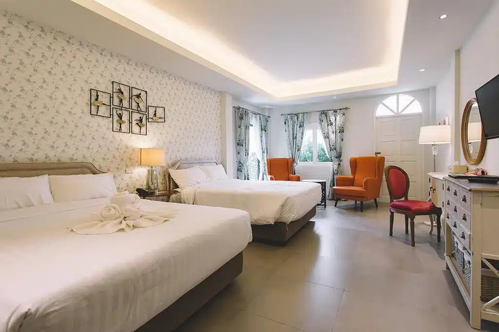 ห้องพักในโรงแรมที่มีสองเตียงและโทรทัศน์ ปราจีนบุรีที่เที่ยว