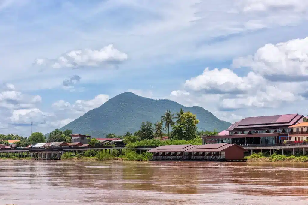 หมู่บ้านริมแม่น้ำที่มีภูเขาเป็นฉากหลังเป็นสถานที่ที่สมบูรณ์แบบสำหรับการพักผ่อนโรงแรมเลย