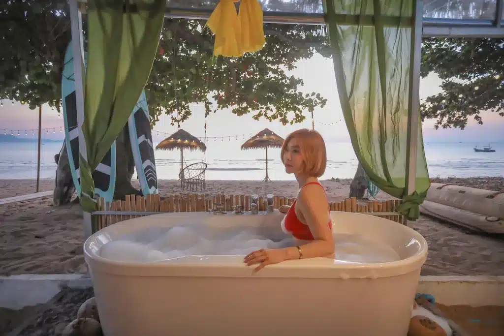 ผู้หญิงกำลังแช่ตัวในอ่างอาบน้ำในโรงแรมริมชายหาดที่ลพบุรี โรงแรมติดหาดจอมเทียน