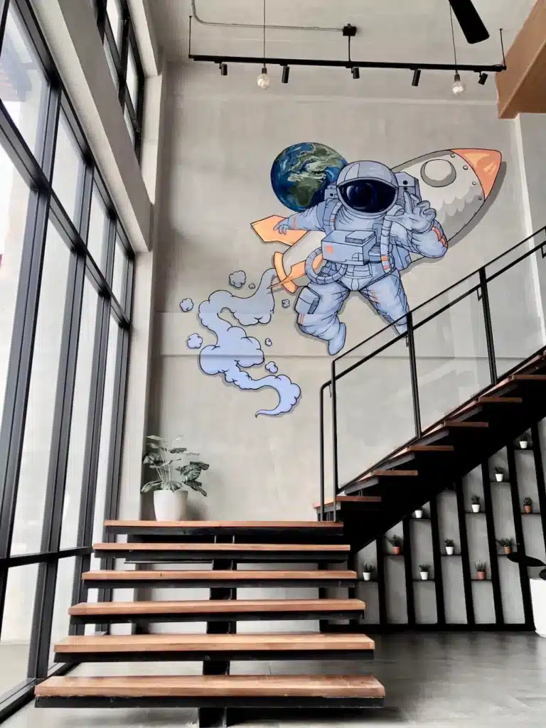 ภาพจิตรกรรมฝาผนังนักบินอวกาศบนผนังอาคารใน โรงแรมปทุมธานี