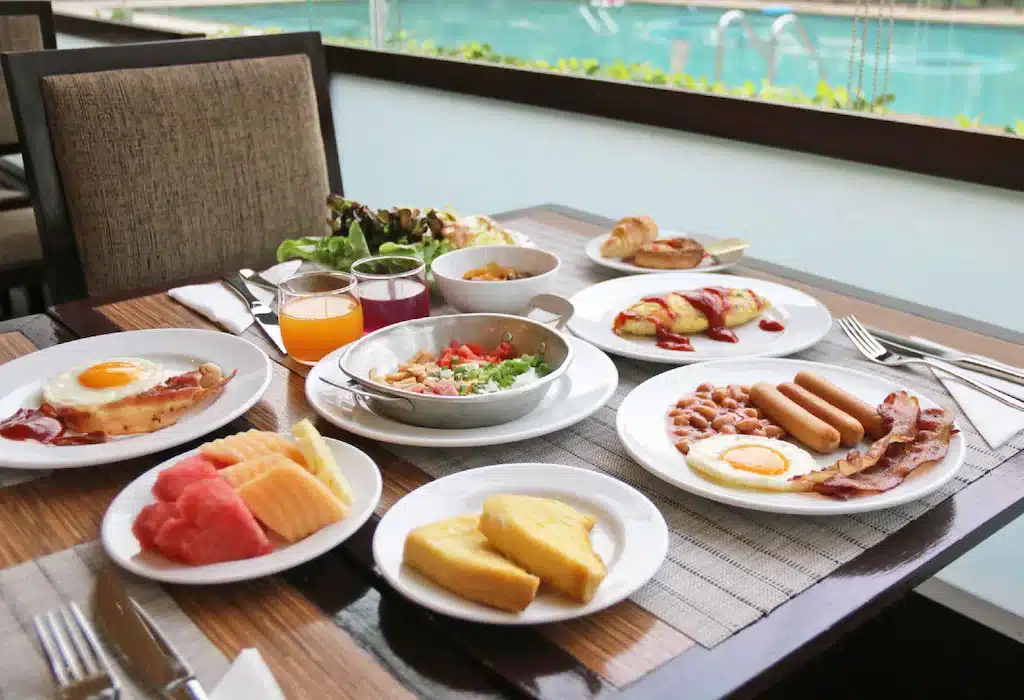โรงแรมนครราชสีมา มีโต๊ะอาหารเช้าที่งดงามพร้อมวิวสระว่ายน้ำอันสดชื่น