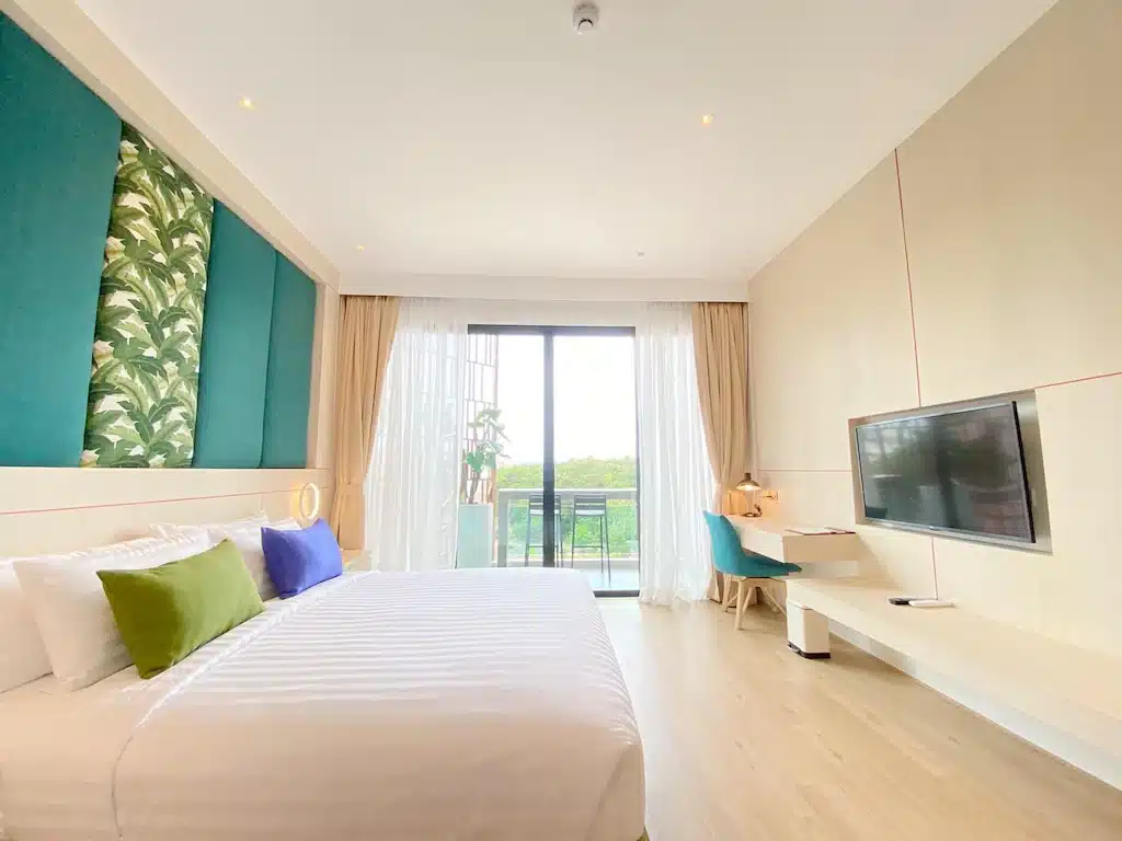 ห้องพักในโรงแรมที่มีเตียงและโทรทัศน์ที่โรงแรมแกลง ที่พักแกลง