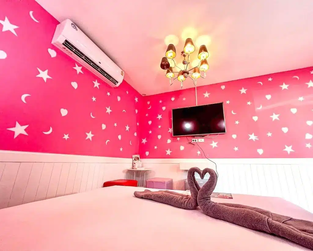 ห้องนอนสีชมพูประดับดาวบนผนังโรงแรมแห่งหนึ่งในสมุทรสาคร ที่พักสมุทรสาคร