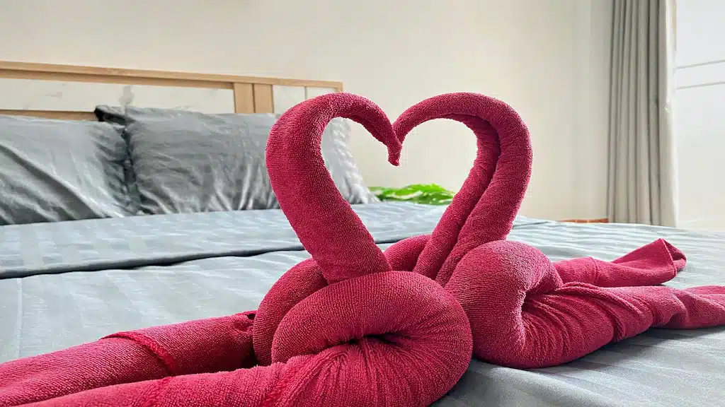 นกฟลามิงโกสองตัวทำจากผ้าเช็ดตัวบนเตียงในโรงแรมแห่งหนึ่งในสมุทรสาคร ที่พักสมุทรสาคร