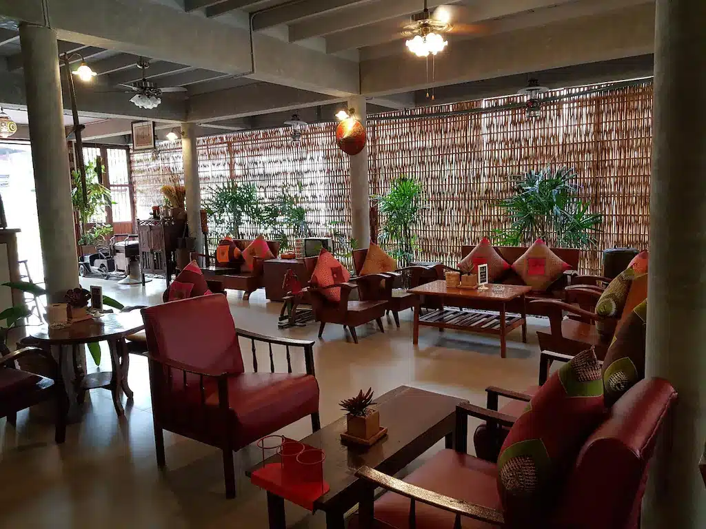 ร้านอาหารที่มีเก้าอี้และโต๊ะสีแดงมากมาย ที่เที่ยวอยุธยา