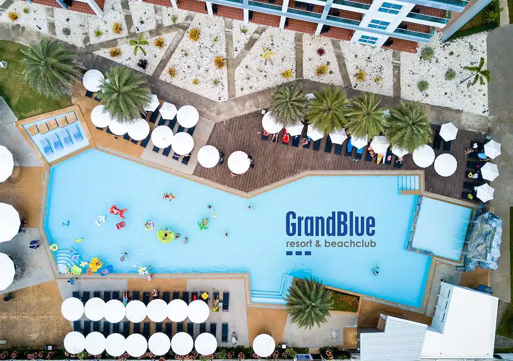 มุมมองทางอากาศของสระว่ายน้ำที่ Grandblue Resort ที่พักแกลง