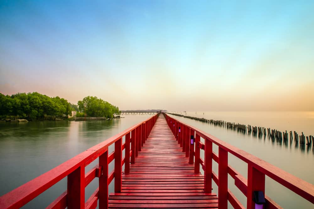 สะพานแดงทอดไป ที่เที่ยวสมุทรสาคร สู่แหล่งน้ำในราชบุรีที่เที่ยว