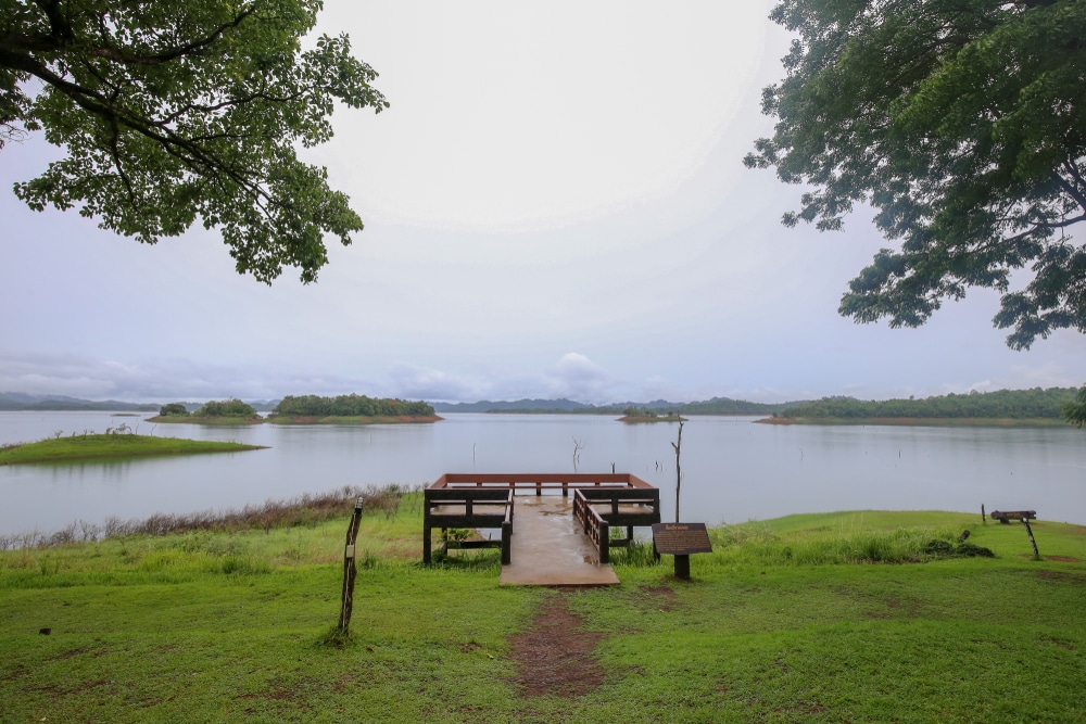 ทะเลสาบที่มีท่าเทียบเรือและต้นไม้เป็นฉากหลัง ที่เที่ยวสังขละบุรี