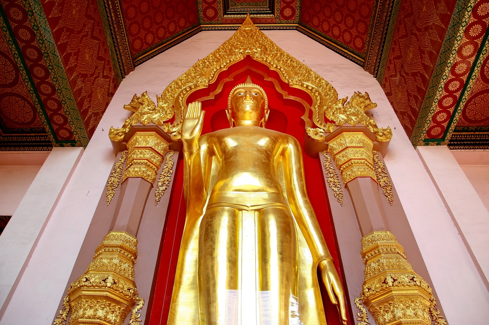 พระพุทธรูปทองคำที่ วัดนครปฐม ในประเทศไทย