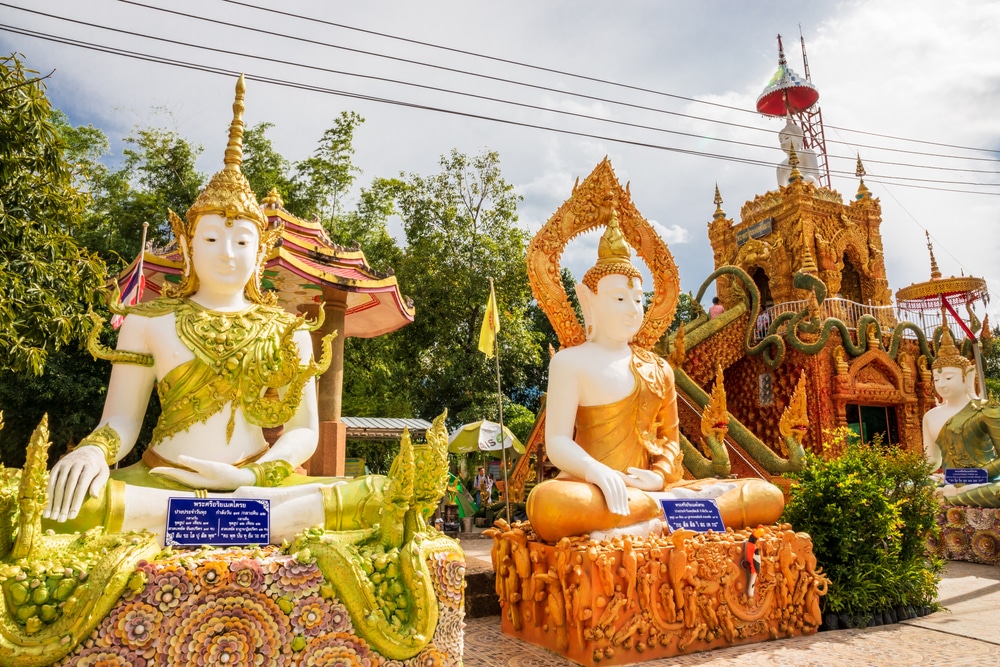 พระพุทธรูปกลุ่มหนึ่งบนถนนในประเทศไทย ปราจีนบุรีที่เที่ยว
