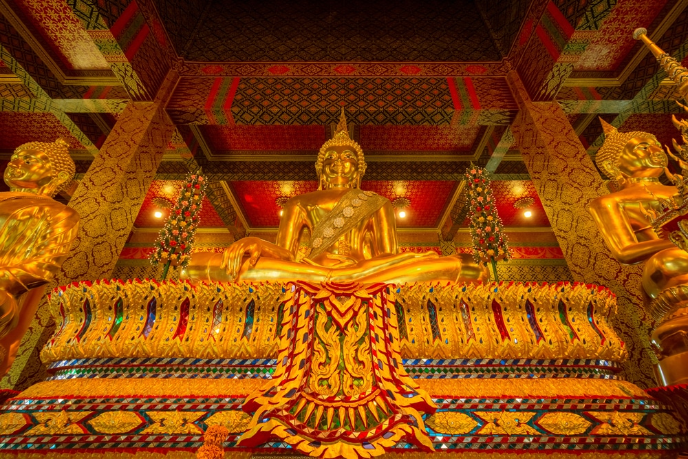 พระพุทธรูปทองคำในวัดพุทธที่ตั้งอยู่ในจังหวัดราชบุรีประเทศไทย ที่เที่ยวสมุทรสาคร