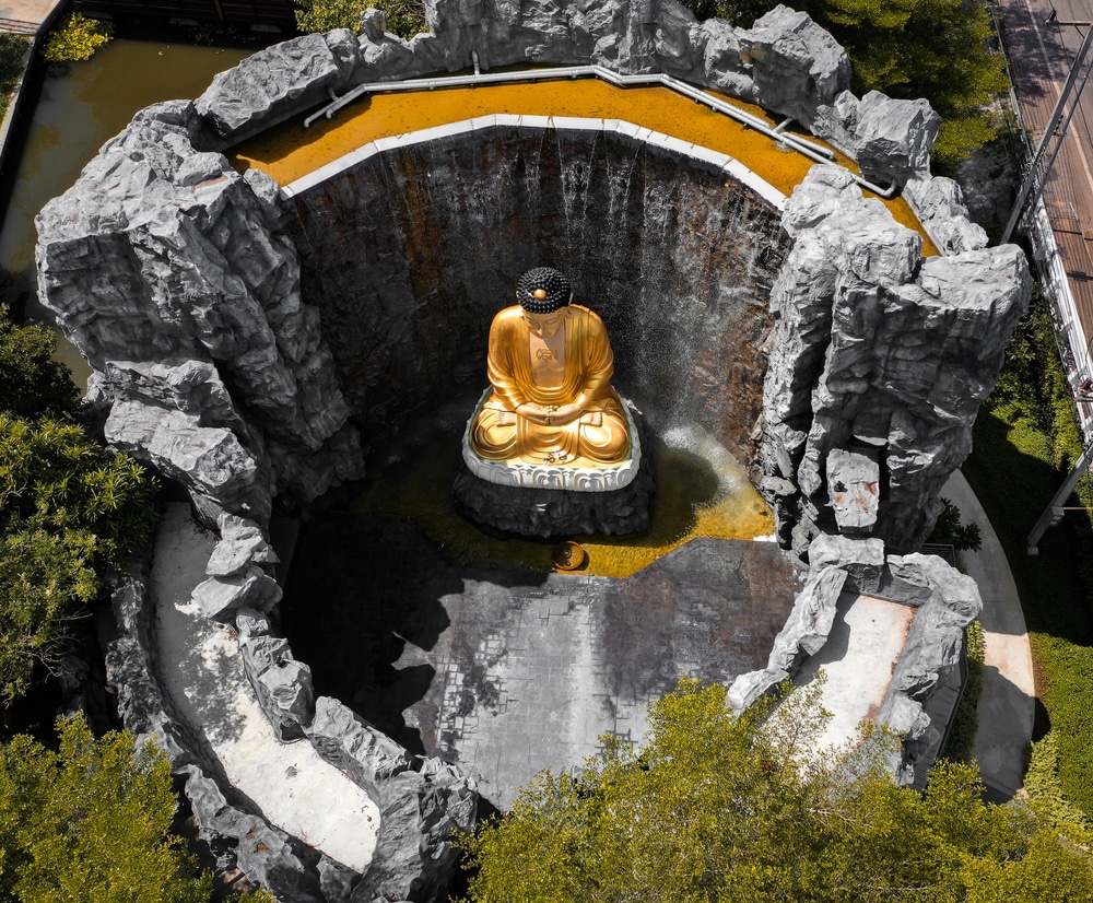 พระพุทธรูปทองคำประทับอยู่กลางน้ำตกที่งดงามในอุทยานท่องเที่ยวราชบุรี สถานที่ท่องเที่ยวสมุทรสาคร