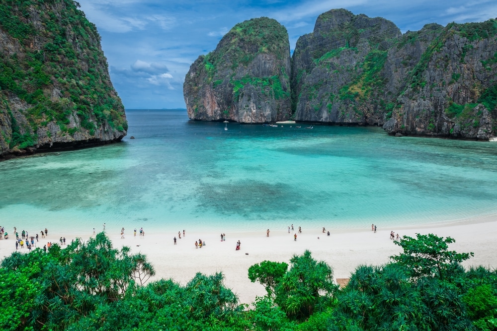 ชายหาดที่สวยงามแห่งหนึ่งในเกาะพีพี ประเทศไทย รู้จักกันในชื่อ " อ่าวมาหยา "
