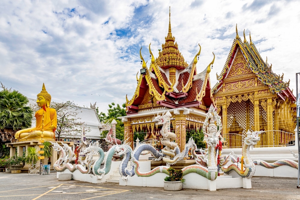 ประเทศไทย - วัดนครปฐม ประเทศไทยมีชื่อเสียงในด้านมรดกทางวัฒนธรรมอันยาวนานและวัดวาอารามที่สวยงาม หนึ่งในจุดหมายปลายทางที่ต้องไปเยือนในประเทศไทยคือจังหวัดนครปฐมซึ่งเป็นที่ตั้งของวัดอันงดงามหลายแห่งเช่น