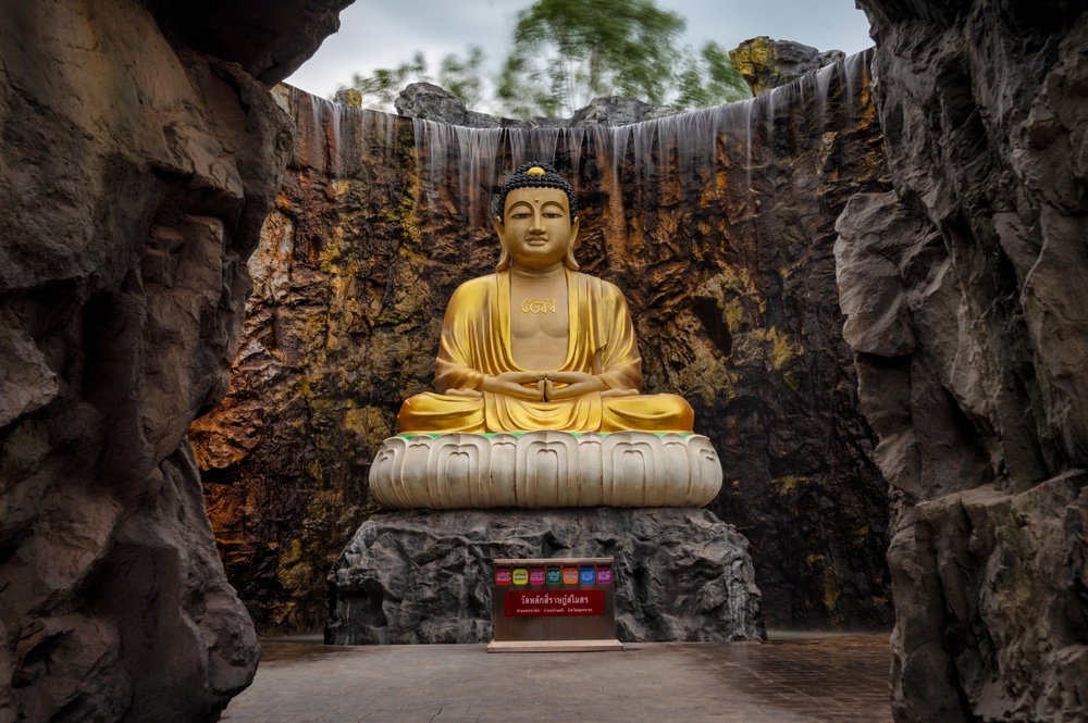 พระพุทธรูปขนาดใหญ่ในถ้ำ ณ สถานที่ท่องเที่ยวยอดนิยมในจังหวัดราชบุรี สถานที่ท่องเที่ยวสมุทรสาคร