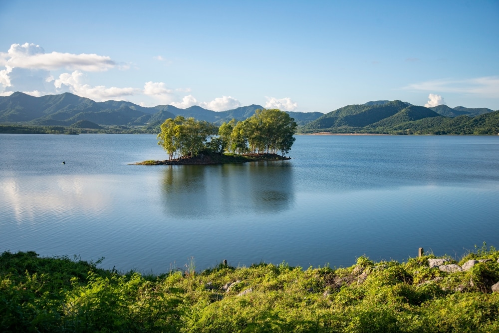 เกาะกลางทะเลสาบที่มีภูเขาเป็นฉากหลัง ตั้งอยู่ในสถานที่ท่องเที่ยวยอดนิยมอย่างหัวหิน ที่เที่ยวหัวหิน