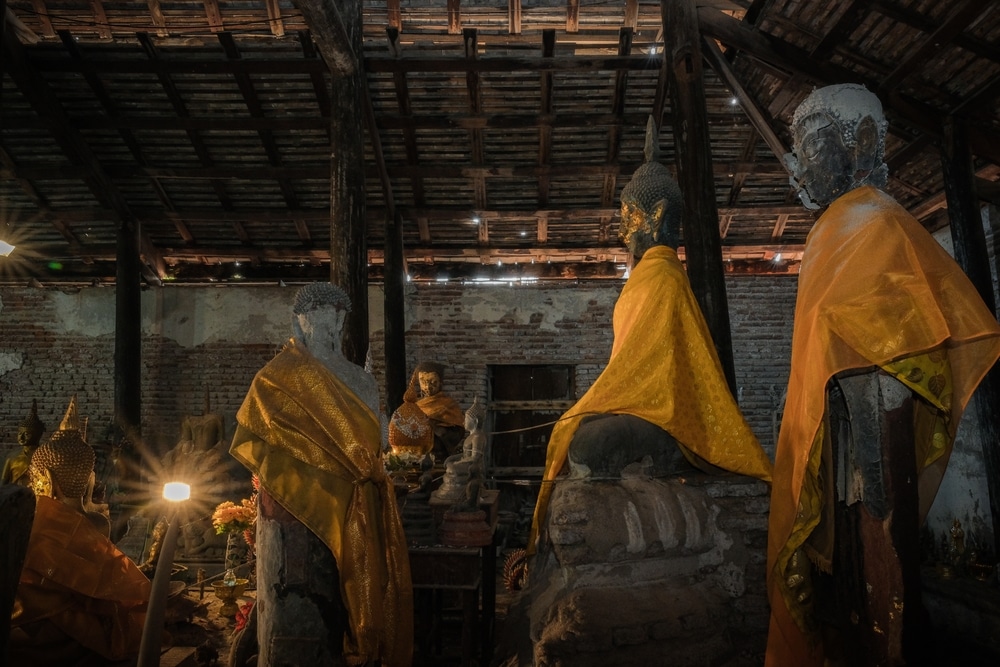 กลุ่มพระพุทธรูปในห้องมืดที่ สมุทรสาครที่เที่ยว จุดท่องเที่ยวราชบุรี