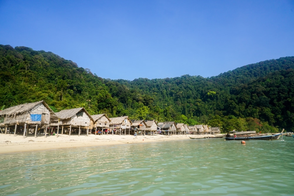 หมู่กระท่อมบนชายหาดในประเทศไทย เที่ยวระนอง