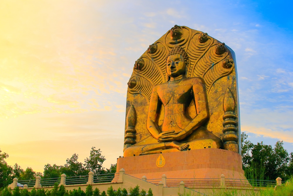 พระพุทธรูปองค์ใหญ่ประทับอยู่บนเนินเขา ที่เที่ยวปราจีนบุรี