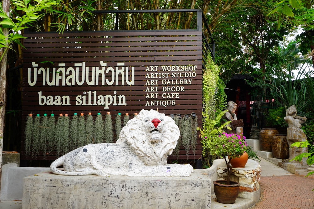 พิพิธภัณฑ์พระสัตว์สิงโตที่อยู่ด้านหน้าอาคารในจ ที่เที่ยวหัวหิน