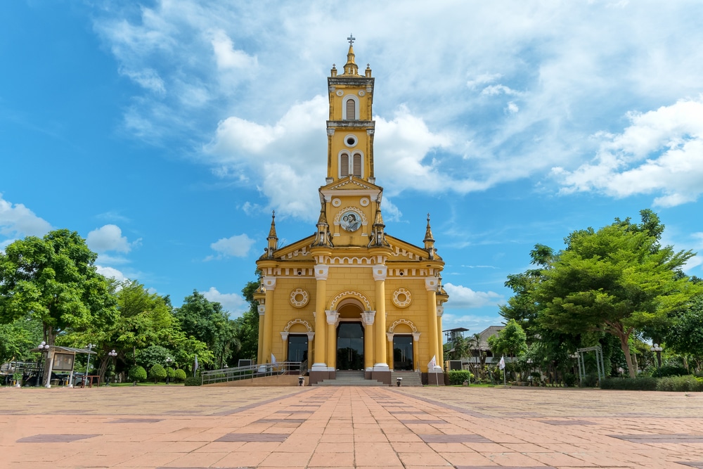 ลักษณะของโบสถ์นี้คือ จะมีสีเหลืองสดใส และด้านนอกอาคารจะเป็นแบบ ลาตินครอสที่เป็นเอกลักษณ์ของโบสถ์นี้ มีรูปร่างคล้ายกางเขน  ที่เที่ยวอยุธยา
