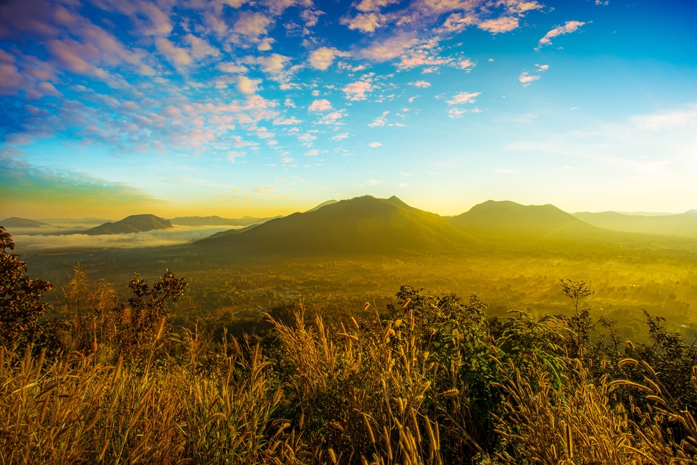พระอาทิตย์ขึ้นเหนือภูทอกประเทศไทย รูปภาพสต็อก วัดภูทอก