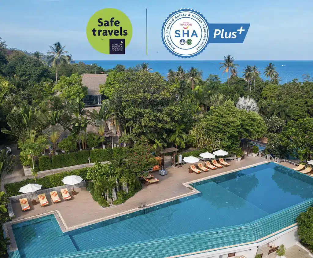 โรงแรมพร้อมสระว่ายน้ำและมีป้ายเขียนว่า เดินทางปลอดภัย แถมราชบุรีที่เที่ยว. ที่พักเกาะเต่า