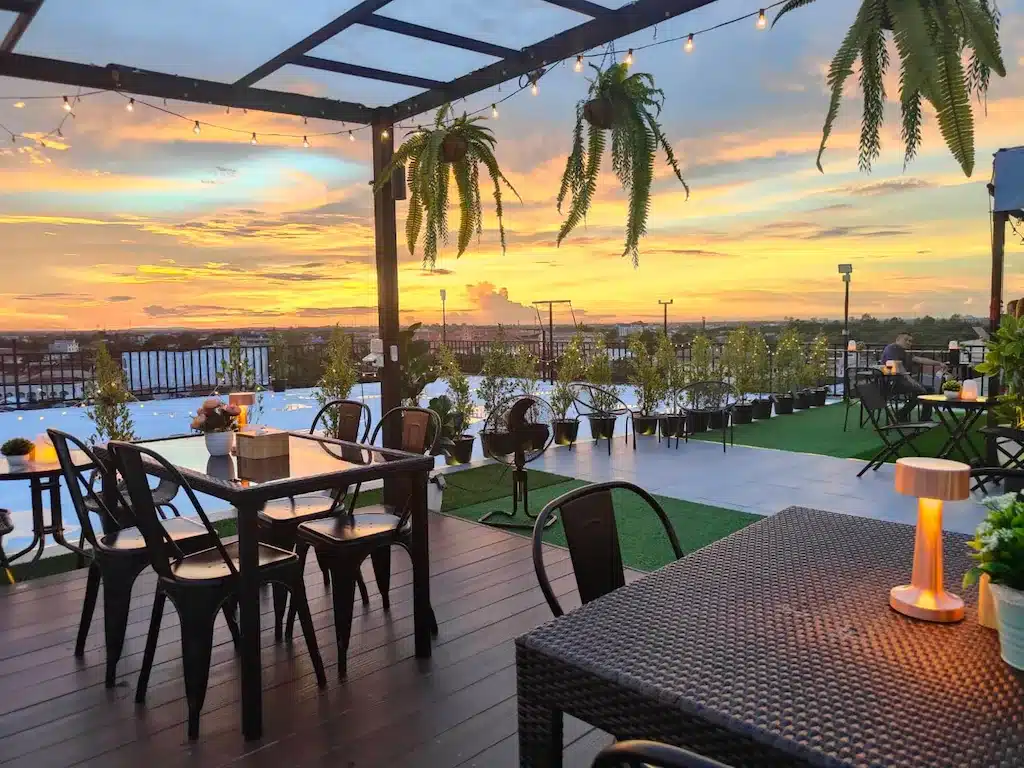 ร้านอาหารบนชั้นดาดฟ้าพร้อมโต๊ะและเก้าอี้ให้แขกได้ชมพระอาทิตย์ตกดินที่อ่าวนาง โรงแรมอุดรธานี