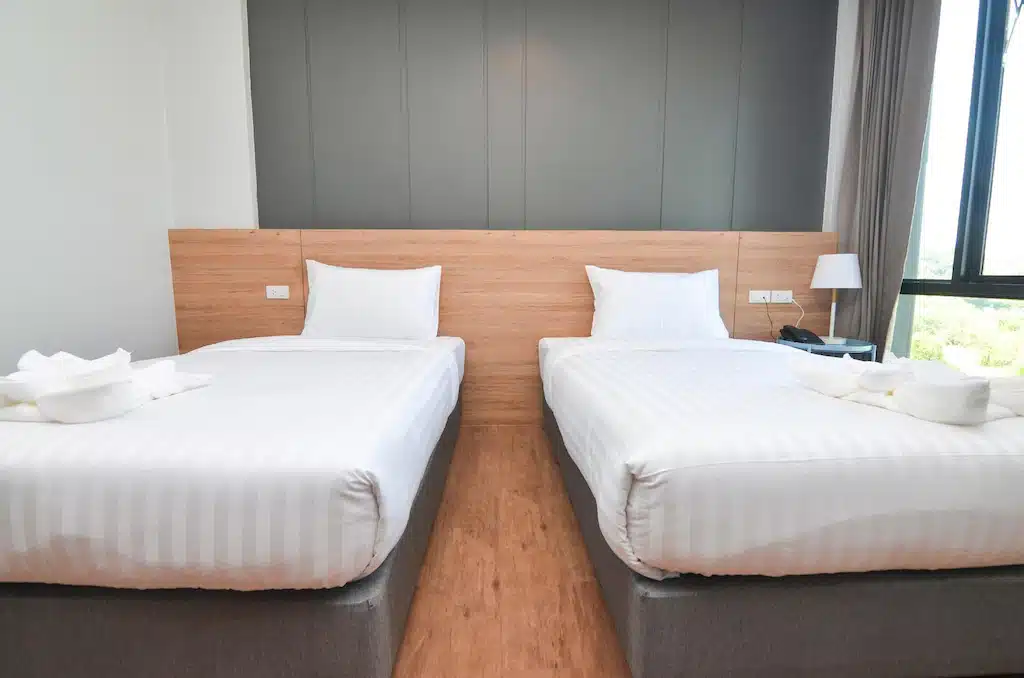 ห้องพักของโรงแรมมีที่พักสะดวกสบายพร้อมเตียง 2 เตียงซึ่งอยู่ติดกัน สถานที่ท่องเที่ยวนครพนม