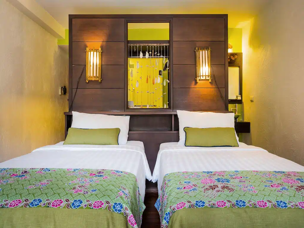 ห้องพักที่มีหัวเตียงไม้ มีให้บริการที่โรงแรมกระบี่อ่าวนาง ที่พักกระบี่อ่าวนาง