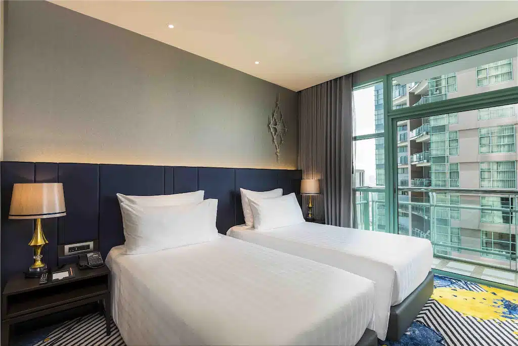 เตียง 2 เตียงในห้องพักโรงแรมพร้อมวิวเมืองในจุดท่องเที่ยวราชบุรี โรงแรมกรุงเทพ