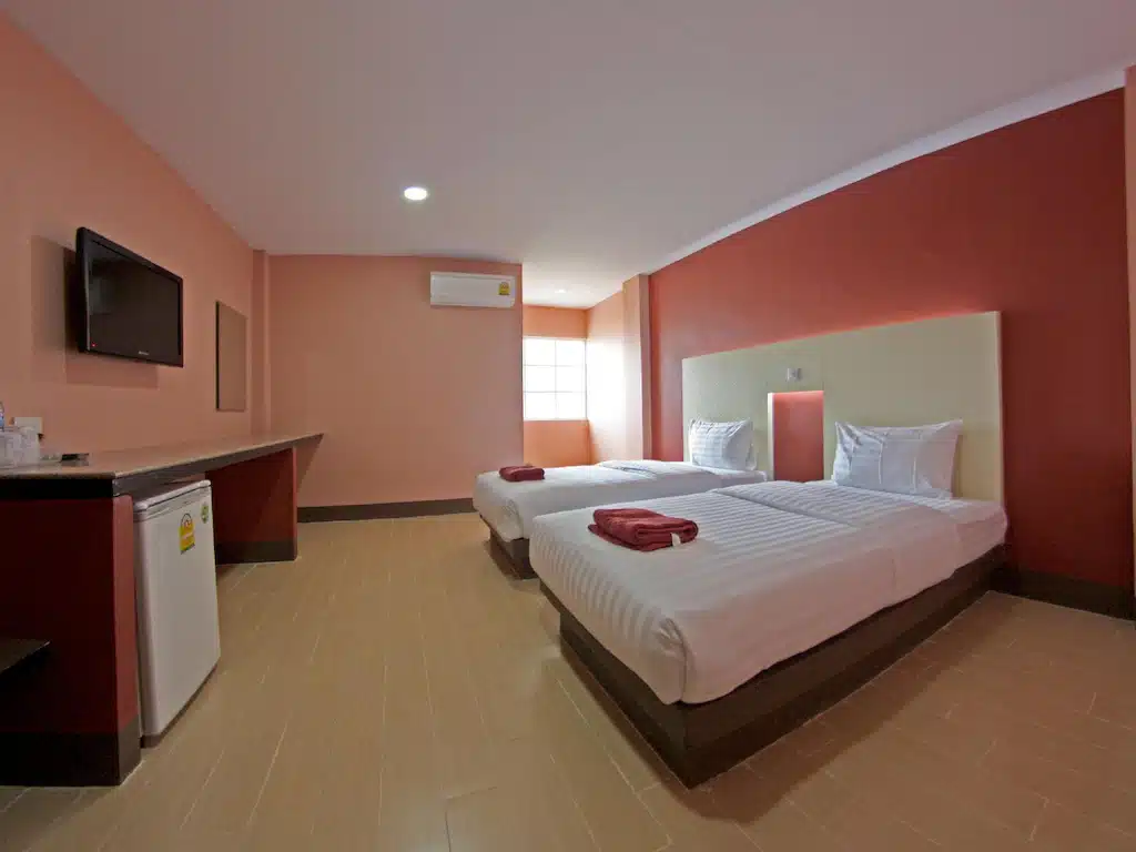 ห้องพักในโรงแรม 2 เตียง แ ที่พักสิงห์บุรี ละโทรทัศน์ในเที่ยวราชบุรี