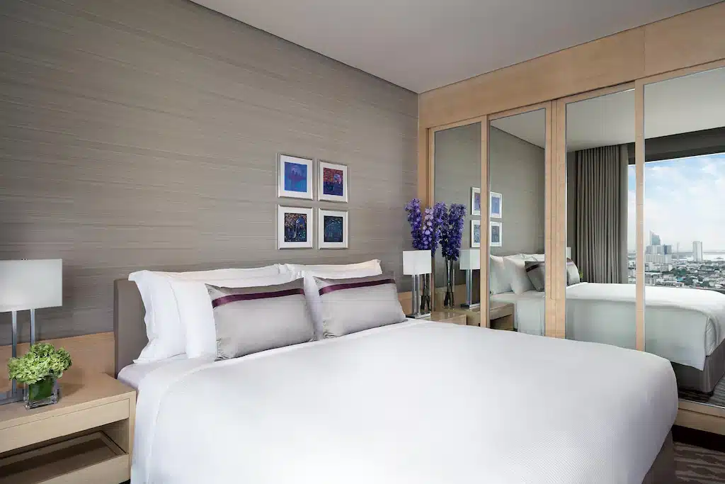 ห้องพักในโรงแรมที่มีเตียงขนาดใหญ่และวิวเมืองในราชบุรีที่เที่ยวหรือบริเวณท่อ โรงแรมกรุงเทพ