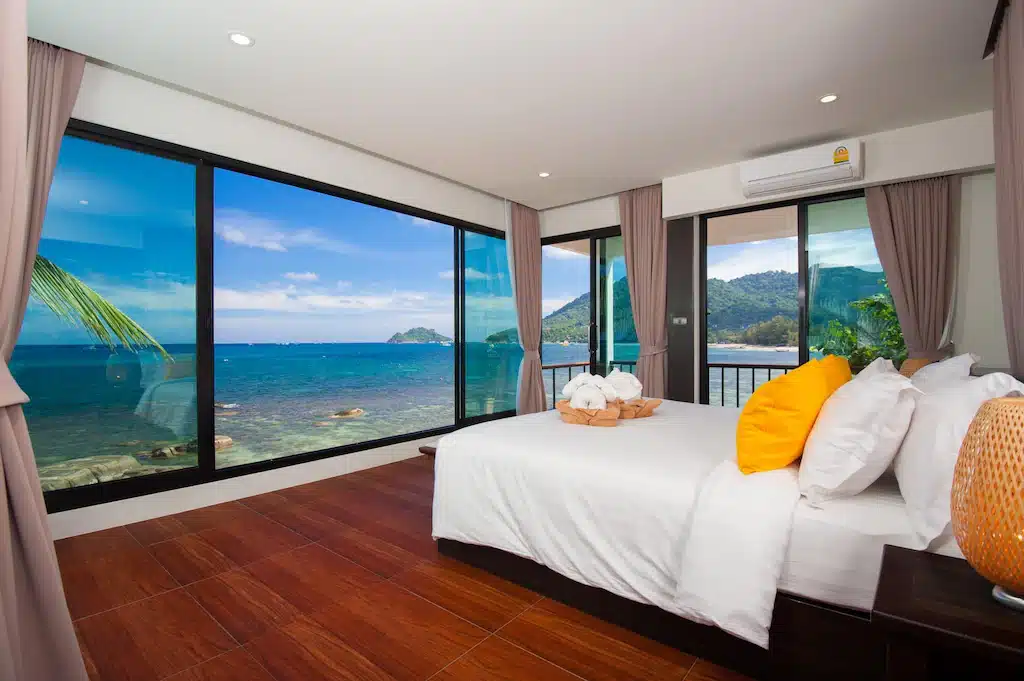 ห้องนอนริมชายฝั่งพร้อมทิวทัศน์อันตระการตาของมหาสมุทร ที่พักเกาะเต่า