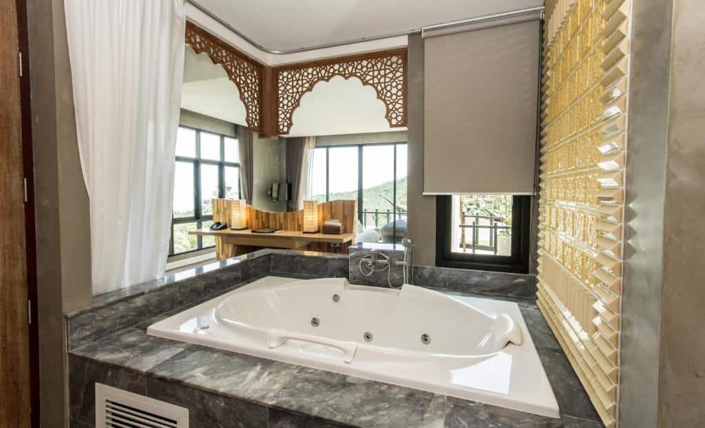 ที่พักเกาะเต่า ห้องน้ำหรูหราพร้อมอ่างจากุซซี่เพื่อการผ่อนคลาย และหน้าต่างสูงจากพื้นจรดเพดานพร้อมทิวทัศน์อันสวยงาม