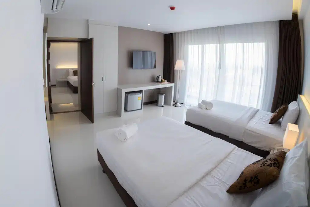 ห้องพักในโรงแรมที่มีสองเตียงและโทรทัศน์ในที่เที่ยวชัยนาท โรงแรมสิงห์บุรี