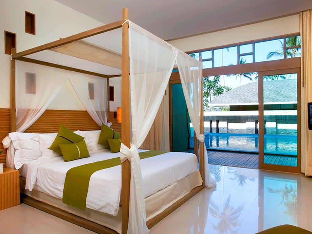 ห้องพักหรูหราพร้อมเตียงสี่เสา มองเห็นสระว่ายน้ำส่วนตัว ที่พักเกาะช้าง