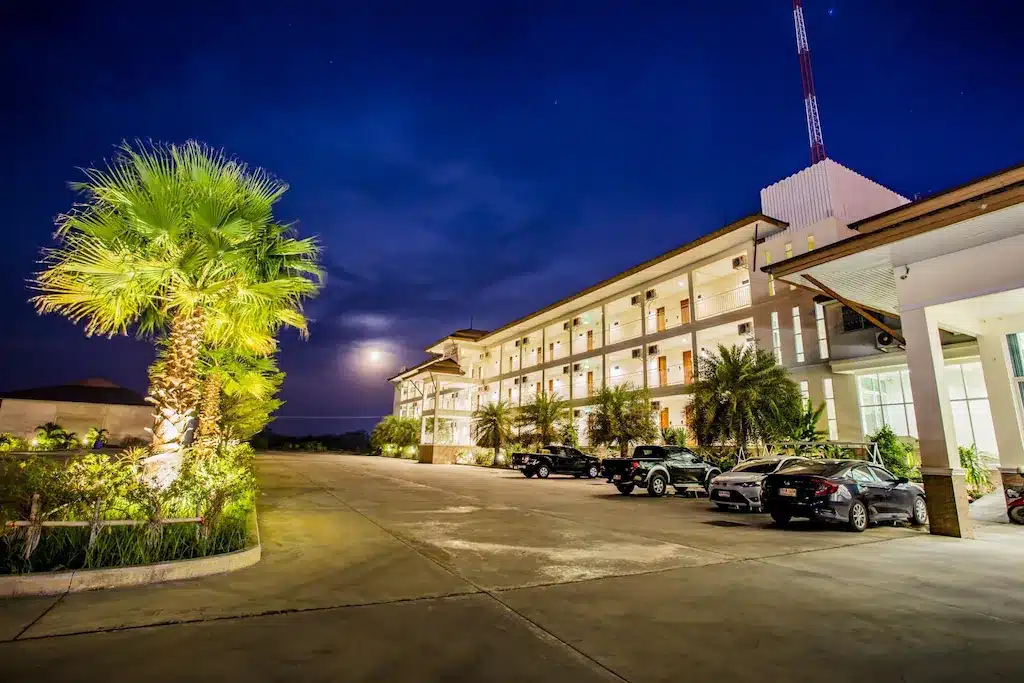 โรงแรม ที่พักสิงห์บุรี ที่มีรถจอดอยู่ข้างหน้าตอนกลางคืนในเที่ยวชัยนาท