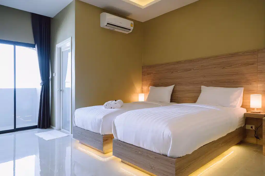 ห้องที่มีสองเตียงและหน้าต่างบานใหญ่ในโรงแรมอ่าวนาง รีสอร์ทอุดรธานี