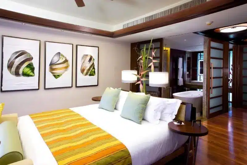ห้องนอนกว้างขวางพร้อมพื้นไม้และเตียงขนาดใหญ่ที่สะดวกสบาย ที่พักอ่าวนางติดทะเล